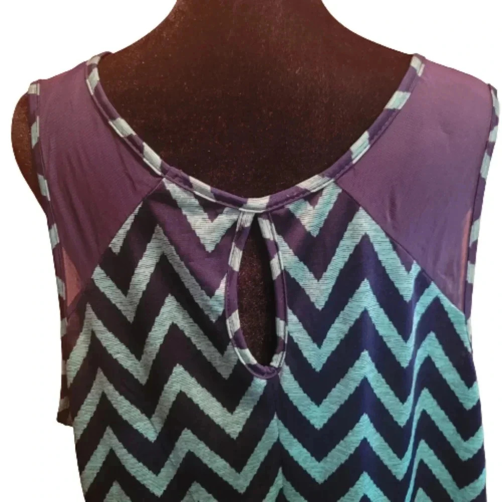 Lavish navy Blue & turquoise chevron print top.  2x - Picture 3 of 5